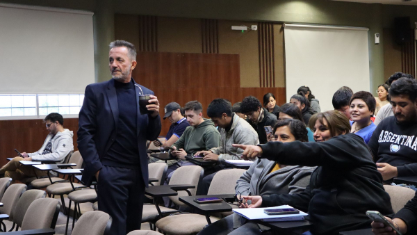 GRAN CONVOCATORIA EN LA CONFERENCIA SOBRE IA E INNOVACI&Oacute;N TECNOL&Oacute;GICA EN LA FACULTAD